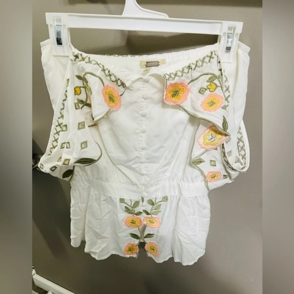 Gimmicks BKE Embroidered Floral Off‎ The Shoulder Top. Size Small